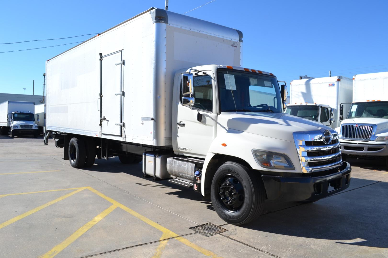 2015 WHITE /BLACK HINO 268 with an HINO JO8E-VC 6.7L 220HP engine, ALLISON 6SPD AUTOMATIC transmission, located at 9172 North Fwy, Houston, TX, 77037, (713) 910-6868, 29.887470, -95.411903 - Photo#2